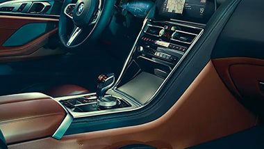 caixa de velocidades e botões do BMW Série 8