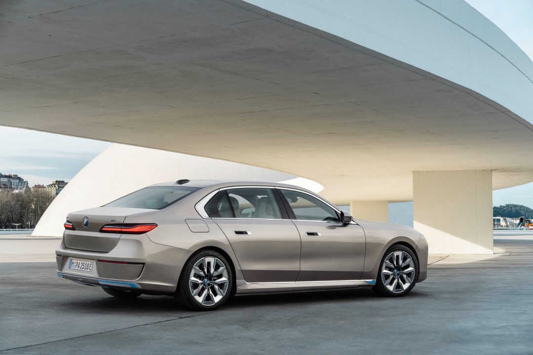 lateral BMW i7